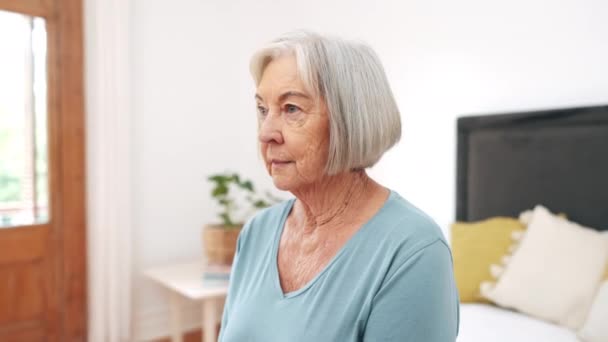 Μοναχική Ηλικιωμένη Γυναίκα Σκέφτεται Στο Υπνοδωμάτιο Στο Σπίτι Κατάθλιψη Στη — Αρχείο Βίντεο