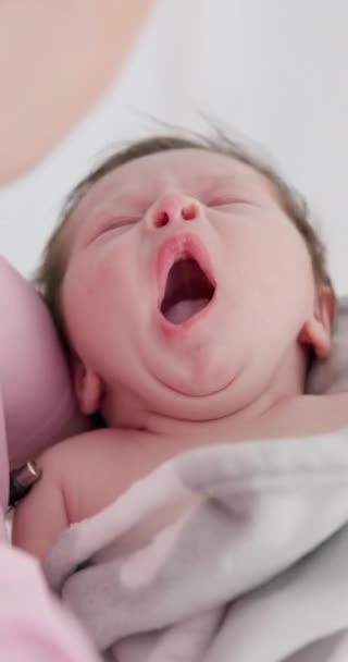 Baby Geeuwen Slapen Met Vermoeide Pasgeborene Moeder Een Slaapkamer Morgens — Stockvideo