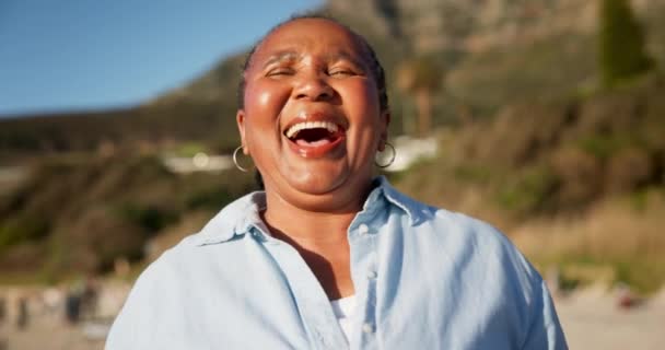 Wanita Kulit Hitam Senang Dan Tertawa Dalam Potret Alam Pegunungan — Stok Video