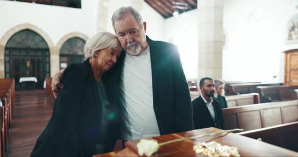 Funérailles Cercueil Câlins Couple Personnes Âgées Pour Les Adieux Deuil — Video
