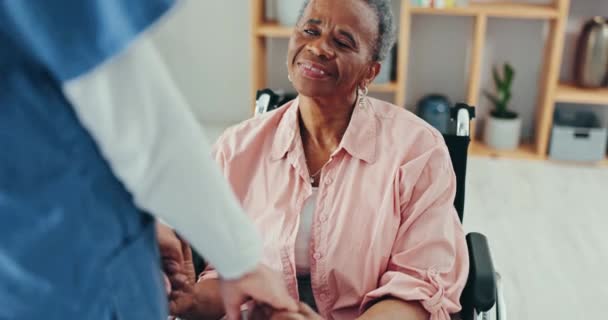 老年人护理 坐轮椅的老年妇女和照顾者牵着手 支持和建议在家中提供保健服务 安老院 长者病人及护士在客厅进行会诊 协助及友善护理 — 图库视频影像
