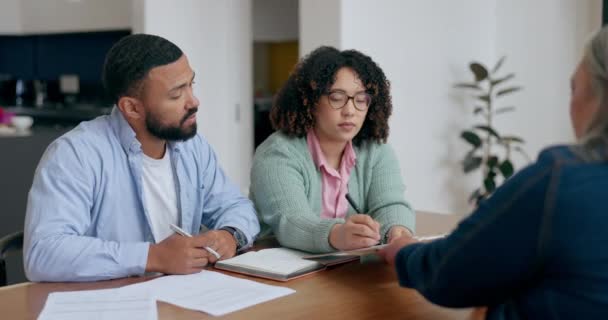 Çift Evdeki Avukatla Emlak Yatırımı Hayat Sigortası Masadaki Finans Için — Stok video