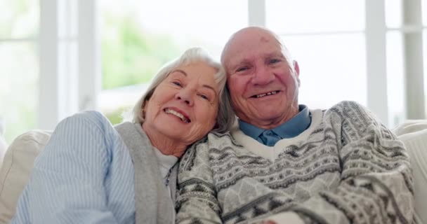 Love Smile Face Senior Couple Sofa Living Room Comfort Bonding — Stock Video