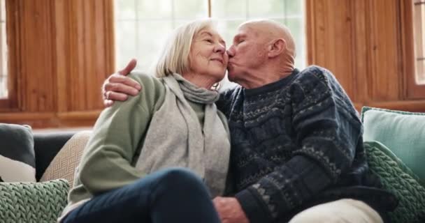 Старшая Пара Счастливая Целующаяся Объятиями Замужество Объятия Любви Дома Пенсии — стоковое видео