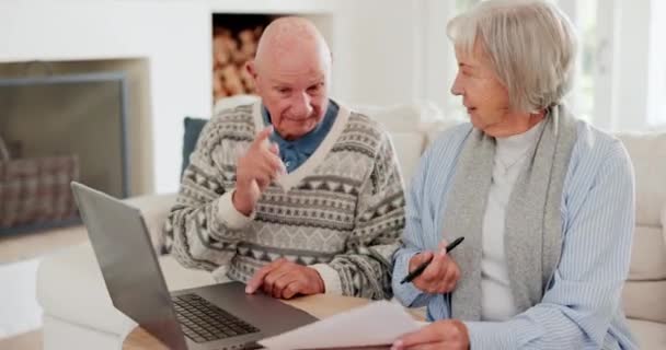 Estrés Pareja Ancianos Con Documento Financiero Portátil Para Impuestos Facturas — Vídeos de Stock