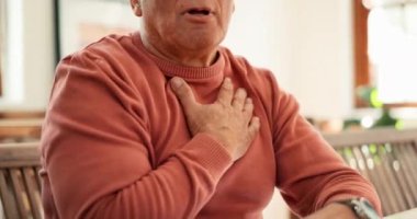 Kalp krizi, zoom ve yaşlı adam evinde öksürüyor, sorun ya da nefes alıyor, risk ya da acil durum. Göğüs ağrısı, eller ve anksiyete, astım, mide ekşimesi, boğulma ya da strese sahip yaşlı bir adam..