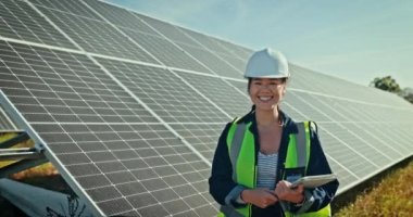 Mutlu kadın, mühendis ve güneş paneli çevreye duyarlı tablet ya da doğadaki yenilenebilir enerji için. Açık hava elektrik tesisatı teknolojisi olan kadın teknisyen portresi..