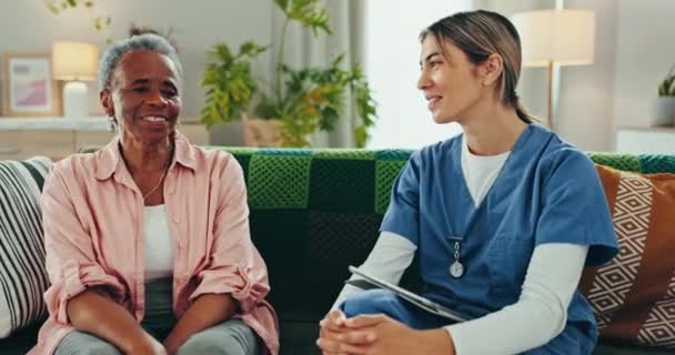 Senior Frau Und Krankenschwester Mit Tablet Für Beratung Kommunikation Und — Stockvideo