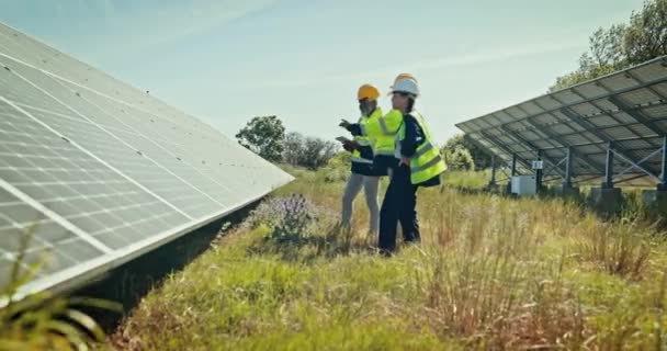 Team Bij Zonnepaneelinstallatie Voor Inspectie Schone Energie Onderhoud Van Buitenelektriciteit — Stockvideo