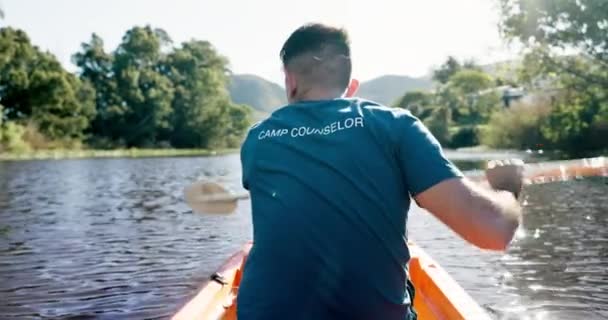 露营和人在皮划艇后面 划船和夏天冒险在自然界的运动 娱乐和业余爱好 独木舟和露营顾问在河上的树木 水和户外度假的自由 — 图库视频影像