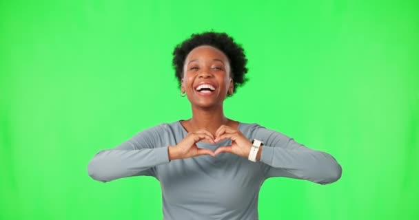 Πορτρέτο Της Μαύρης Γυναίκας Χαμόγελο Χέρια Της Καρδιάς Και Πράσινη — Αρχείο Βίντεο