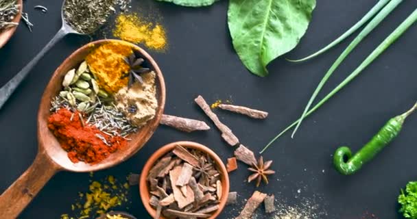 Especias Hierbas Semillas Para Cocinar Condimentos Mesa Para Curry Cucharas — Vídeos de Stock