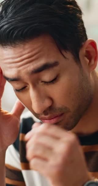 Asiatischer Mann Kopfschmerzen Und Stress Büro Hirnnebel Oder Bankrott Mit — Stockvideo