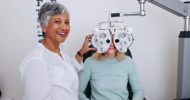 Göz muayenesi için oftalmolog, hasta ve phoropter klinikteki değerlendirmede sağlık ve vizyon uzmanı. Kıdemli göz doktoru, kadın ve hastanedeki sonuçlardan, görme ve tıbbi danışmanlıktan memnun..