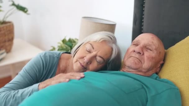 Starsza Para Łóżko Uścisk Miłości Opieki Spania Więzi Zmęczony Myślenia — Wideo stockowe