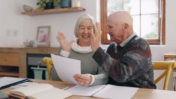 Dokument Przybicie Piątki Para Seniorów Rozmowie Kredyt Hipoteczny Rachunki Finansowe — Wideo stockowe