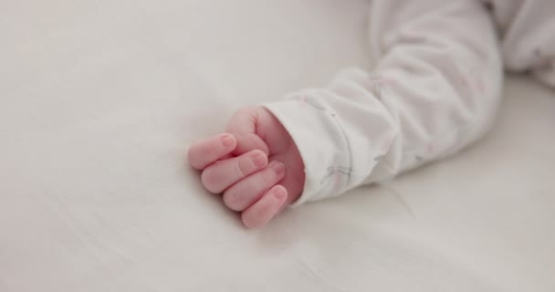 Hand Baby Und Schlafen Auf Dem Bett Kinderzimmer Für Die — Stockvideo