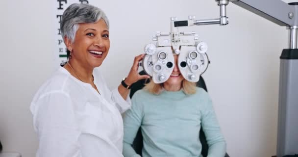 Oftalmólogo Paciente Foroptero Para Examen Ocular Salud Visión Evaluación Clínica — Vídeos de Stock