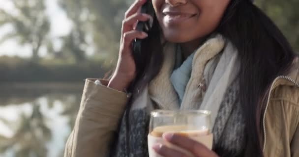Telefone Camping Mulher Conversando Com Contato Sobre Férias Local Férias — Vídeo de Stock