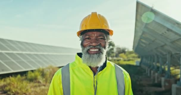 Portret Van Een Zwarte Man Een Zonnepaneelfabriek Voor Schone Energie — Stockvideo