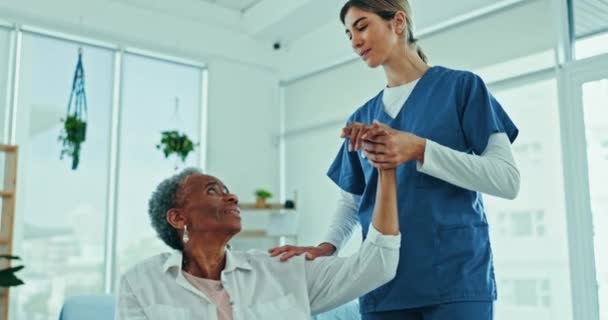 Gesundheitsfürsorge Beratung Und Krankenschwester Mit Einem Älteren Patienten Rollstuhl Zur — Stockvideo