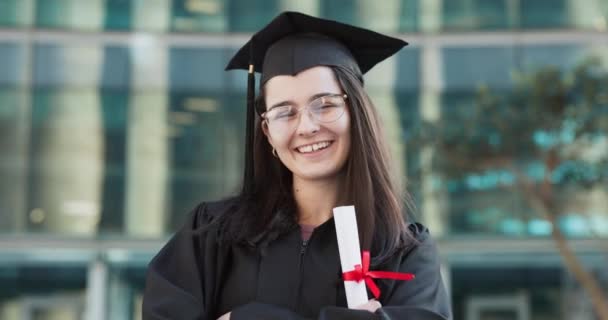 キャンパスでの大学の学位の卒業 幸せで学生の達成による笑いの顔 卒業証書と女性 肖像画 クローズアップ賞 ビジョンに誇りを持って 卒業生または大学の笑顔 — ストック動画