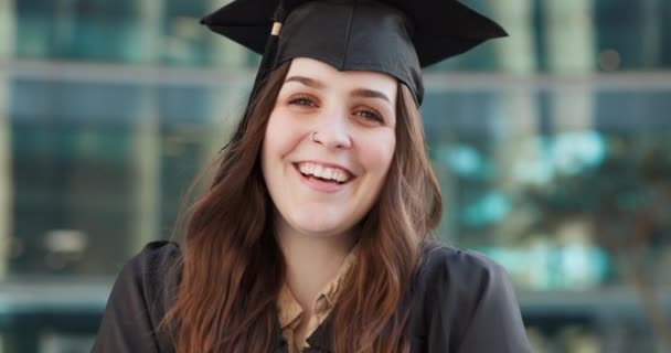 Cara Exterior Mujer Con Graduación Educación Celebración Con Gorra Beca — Vídeos de Stock