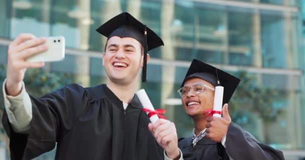 Mezuniyet Özçekimi Üniversite Üniversite Kampüsündeki Arkadaşlar Öğrenciler Diploma Başarısı Sertifika — Stok video