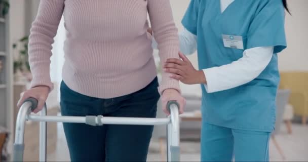 Enfermera Manos Mujer Mayor Caminando Con Andador Para Apoyo Cuidado — Vídeos de Stock