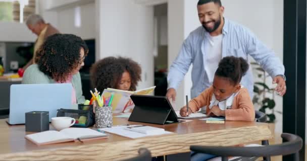 Család Tanulás Vagy Távoli Munka Szülőkkel Gyerekekkel Ebédlőasztalnál Otthonukban Iskola — Stock videók