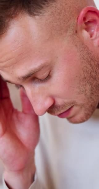 Człowiek Stres Ból Głowy Frustracją Twarz Kryzys Problemami Psychicznymi Przygnębiony — Wideo stockowe