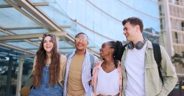 Studenci Przyjaciele Grupują Się Spacerują Uniwersytecie Różnorodnością Zabawną Rozmową Pogawędką — Wideo stockowe