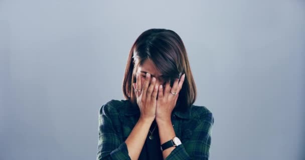 Kadın Üzgün Haberler Depresyon Gri Arka Planda Korku Kaybı Için — Stok video