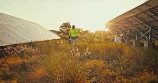 Techniker Solarmodulpark Für Inspektionen Saubere Energie Und Wartung Von Strom — Stockvideo