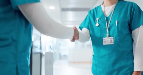 Artsen Verpleegkundigen Handen Schudden Voor Ziekenhuisontvangst Introductie Onboarding Stage Bedankje — Stockvideo