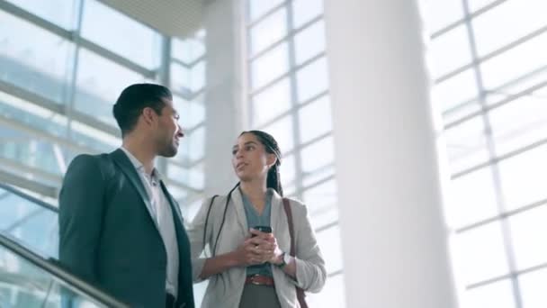Parler Gens Affaires Escalator Pour Voyager Dans Aéroport Centre Commercial — Video