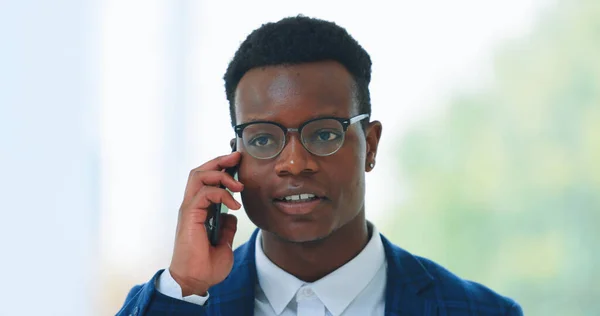 ビジネスマン コンサルティング コーポレートディール チャットのためのオフィスでの電話やコミュニケーション アフリカの労働者 モバイルネットワーキング フィードバック 交渉の考え方 — ストック写真