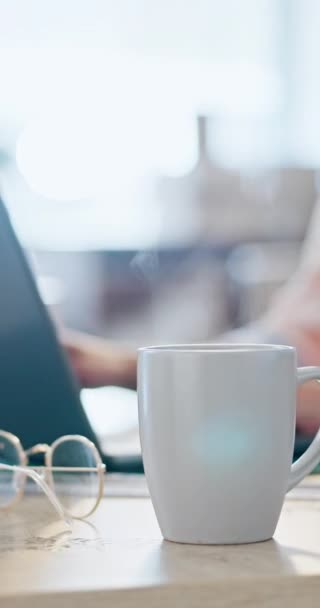 Kaffee Gläser Und Dampf Mit Einer Tasse Auf Dem Schreibtisch — Stockvideo