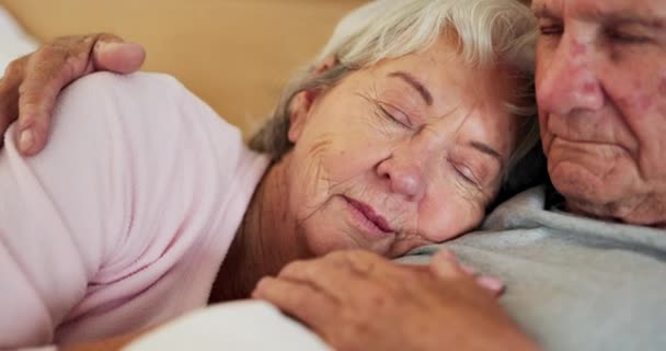 Idős Pár Aludni Ágyban Kényelem Ölelés Kapcsolat Vagy Szeretet Nyugdíjba — Stock videók