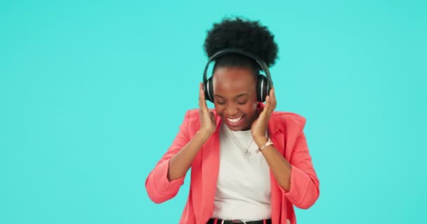 ダンス 黒人女性 ヘッドフォン ドラム ブルーの背景に隔離されたスタジオでのリスニング ラジオ ストリーミング ハッピーな人々が歌い サウンドとオーディオ エネルギーとモックアップスペースで移動 — ストック動画