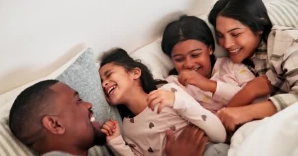 Family Parents Tickling Children Bed Love Morning Wake Together Mother — Stock Video