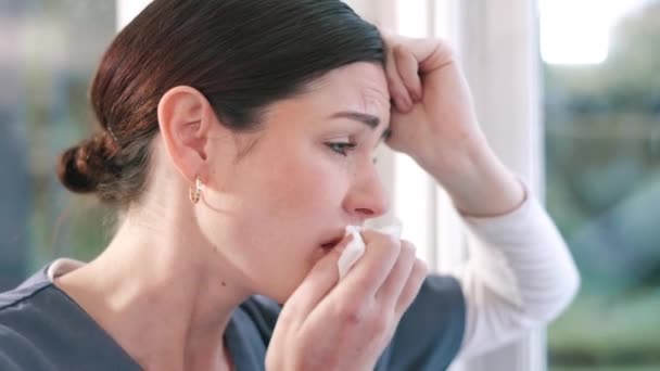 Triste Femme Médecin Pensée Par Fenêtre Dans Erreur Stress Anxiété — Video