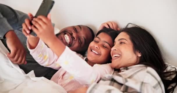 Rodzina Selfie Lub Uśmiech Łóżku Sypialni Domu Dla Więzi Opieki — Wideo stockowe