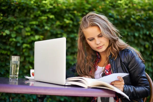 Woman Book Reading Research Cafe Outdoors Sitting College Work Assignment — Stock Photo, Image
