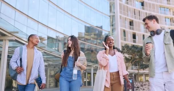 Estudantes Amigos Felizes Passeio Universidade Com Diversidade Conversa Engraçada Bate — Vídeo de Stock