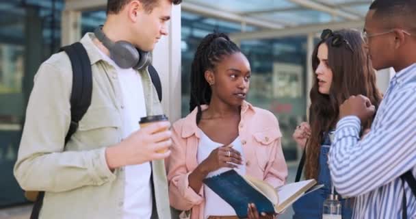 キャンパス外の学生のグループは ディスカッション 話し合いで議論します 一緒に大学試験のために勉強する大学の知識 男性と女性 — ストック動画