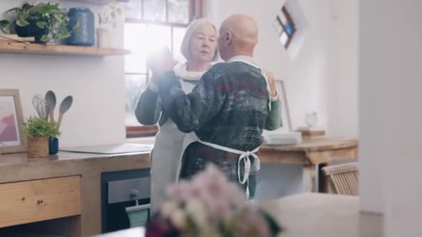 Starsza Para Taniec Lub Komunikacja Domu Miłości Opieki Lub Świętowania — Wideo stockowe