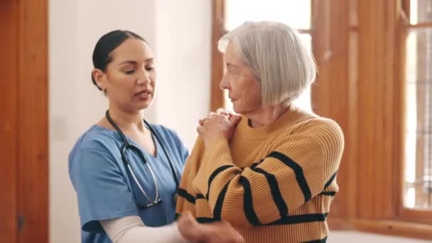 Fisioterapia Enfermera Anciana Estiramiento Para Dolor Lesiones Emergencia Médica Hogar — Vídeos de Stock