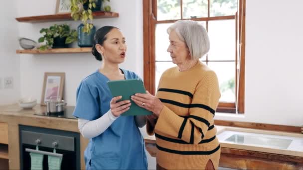 Tableta Atención Médica Enfermera Con Mujer Mayor Cuidador Con Lista — Vídeo de stock