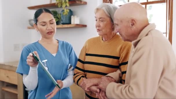 Mujer Médico Tableta Consultando Pareja Ancianos Para Prescripción Lista Verificación — Vídeos de Stock